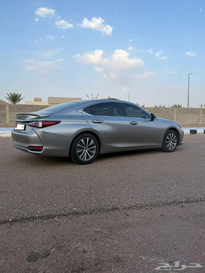 للبيع لكزس 2021 10