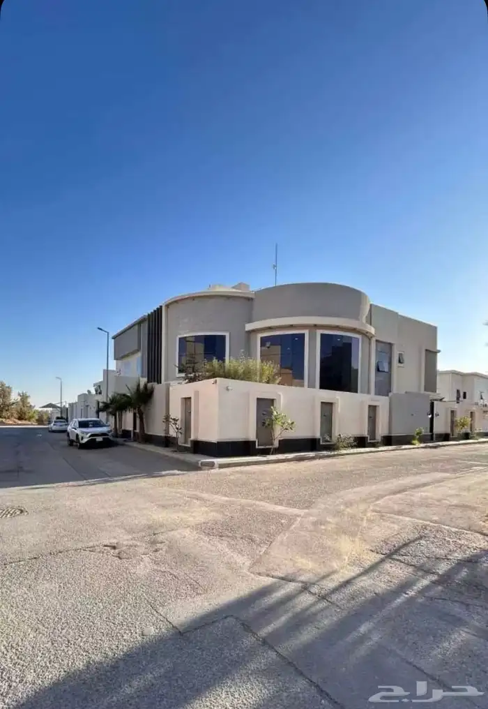 فيلا للبيع على 3 شوارع 10