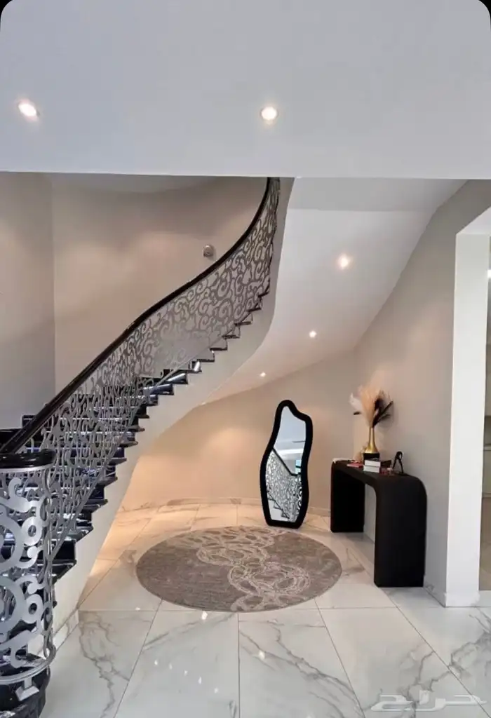 فيلا للبيع على 3 شوارع 12