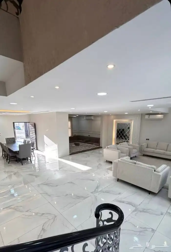 فيلا للبيع على 3 شوارع 21