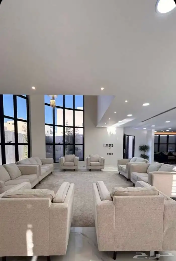 فيلا للبيع على 3 شوارع 8