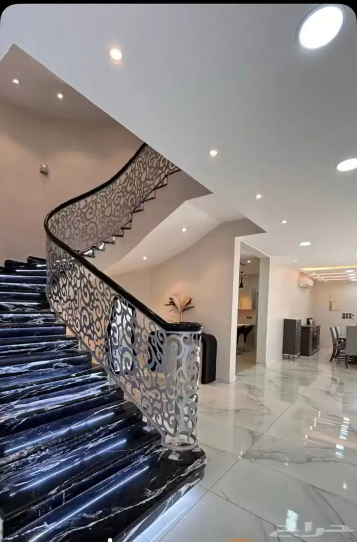 فيلا للبيع على 3 شوارع 13