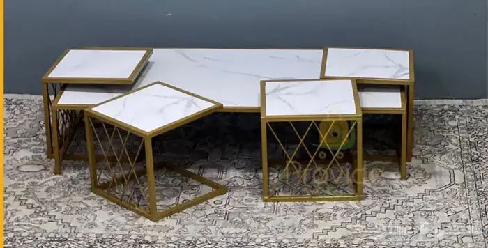 طاولة حديد ذهبي رخامه لون ابيض 0