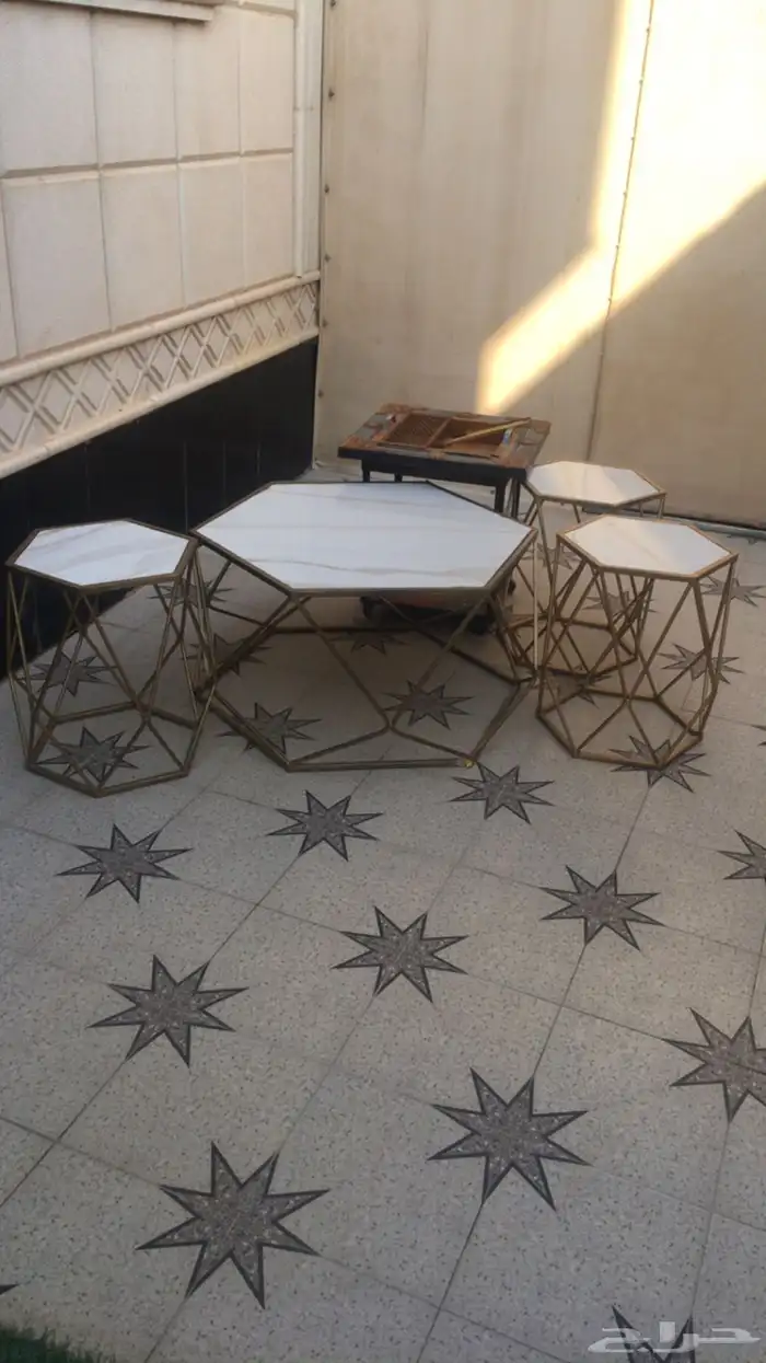 طاولات مع وجار نظيفة وصالحه للاستخدام 0