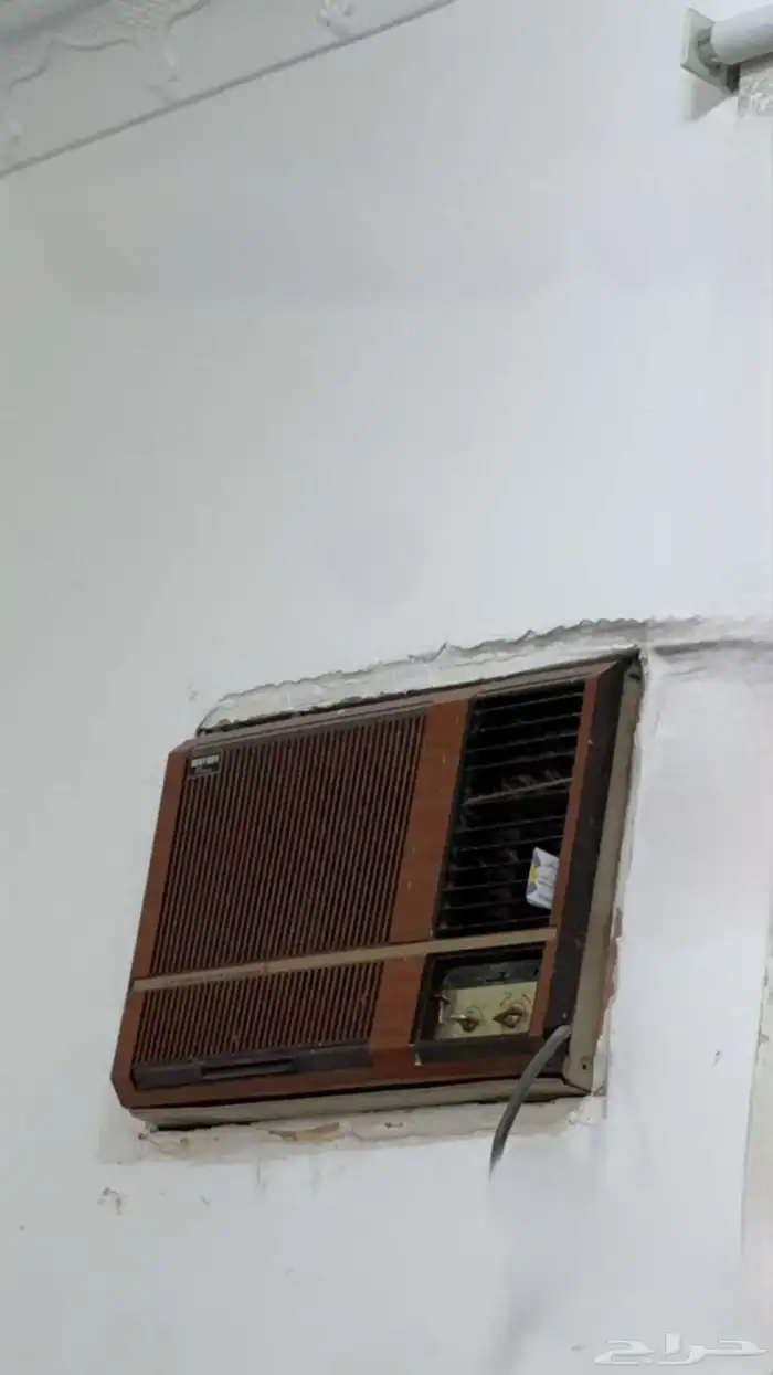 يوجد لدينا ثلاث مكيفات اثنين نفس هذا الشكل وواحد ابيض 1