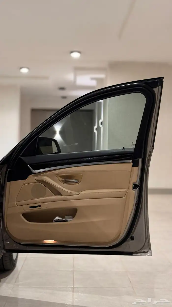 للبيع بي ام دبليو 550i الفئة الخامسة 24