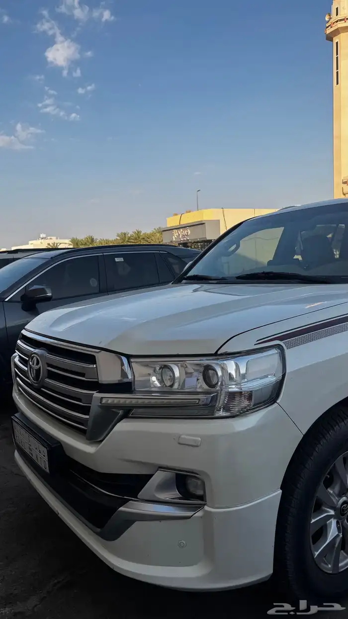 لاندكروزر 2019 فل كامل للبيع 10
