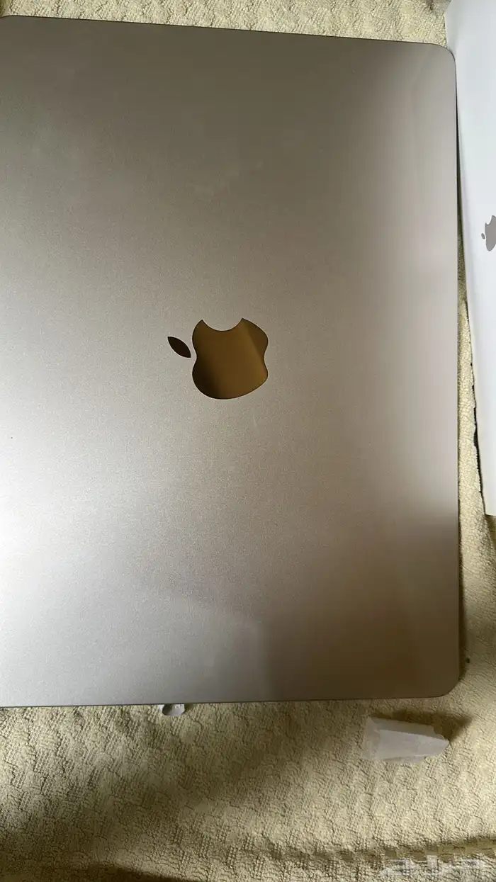 للبيع لابتوب ابل نظيف المديل 2025الستعمال يوم واحد 1