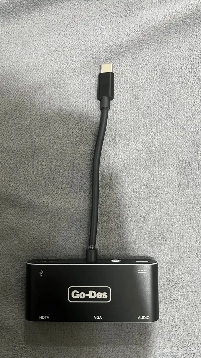 محول متعدد المنافذ من نوع USB-C يحمل علامة  Go-Des . 0