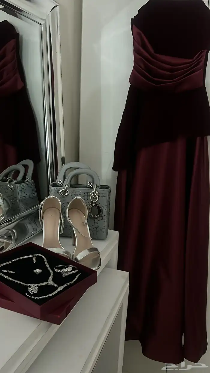 فستان للبيع لبسه وحده ب250 0