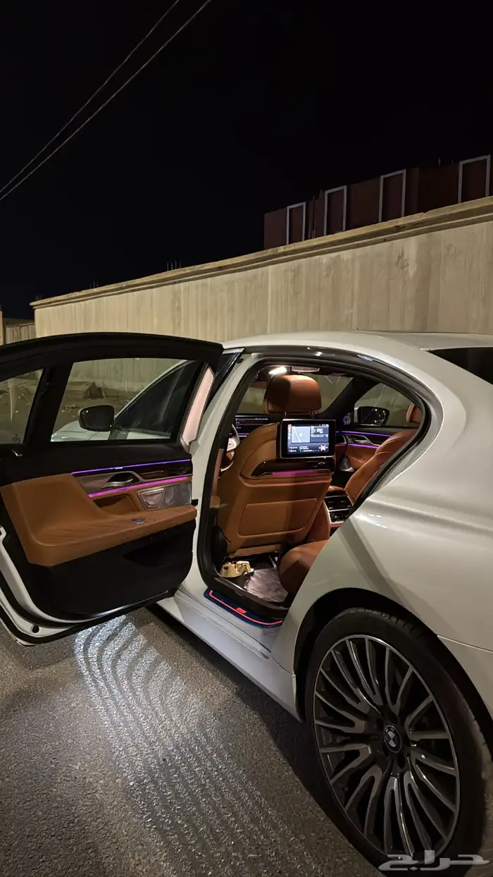 بي ام دبليو 2020 فئة 750 Li 11