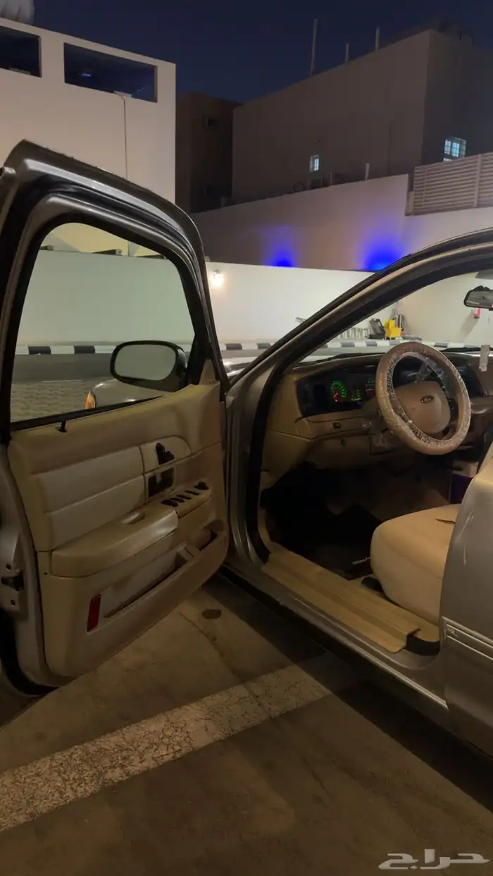 للبيع فورد كراون فيكتوريا 2011 فضي 11