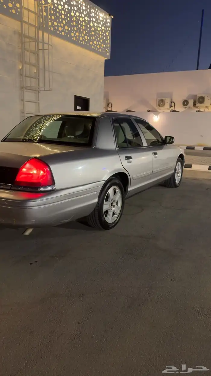 للبيع فورد كراون فيكتوريا 2011 فضي 0