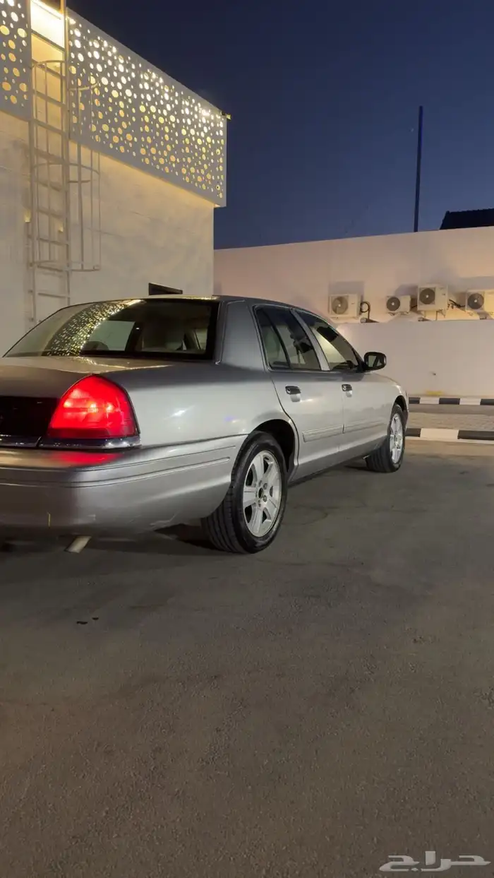 للبيع فورد كراون فيكتوريا 2011 فضي 1