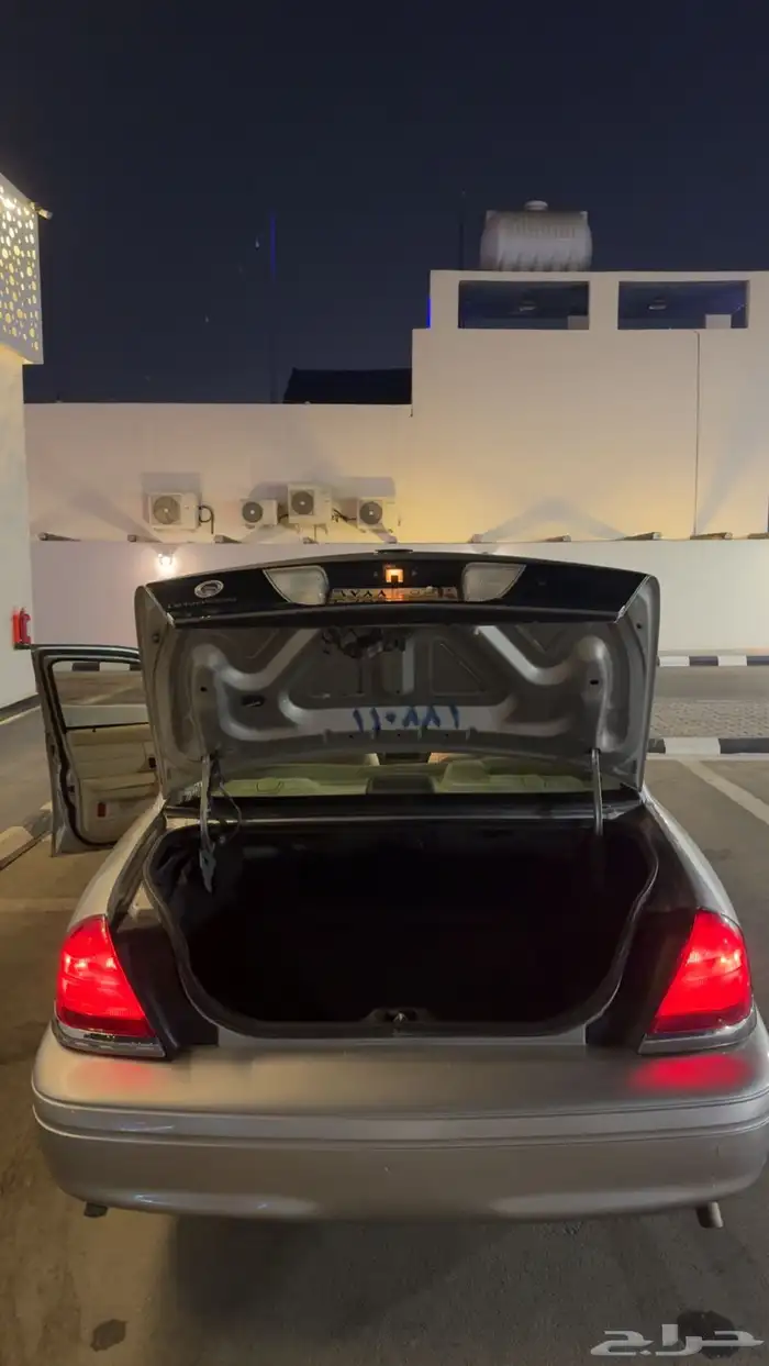 للبيع فورد كراون فيكتوريا 2011 فضي 18