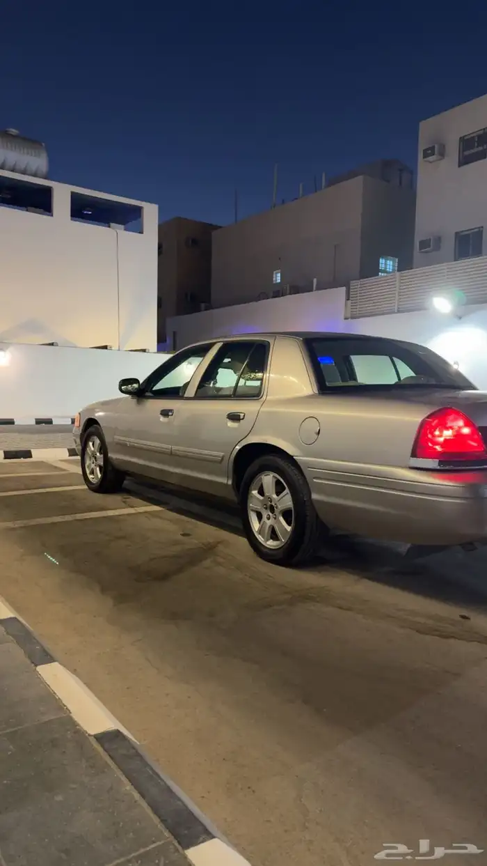 للبيع فورد كراون فيكتوريا 2011 فضي 6