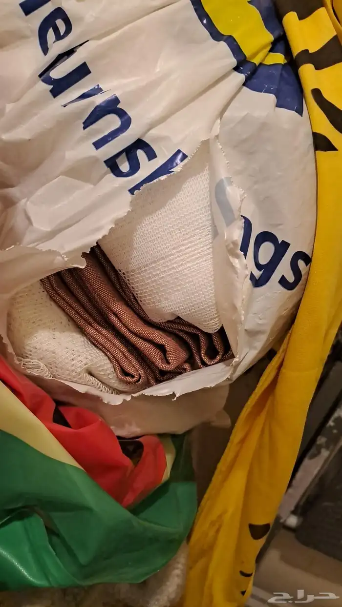 كنب ايكيا 3 مقاعد يبغى لها غسيل لون رمادي مع الطاولة وستارة 4