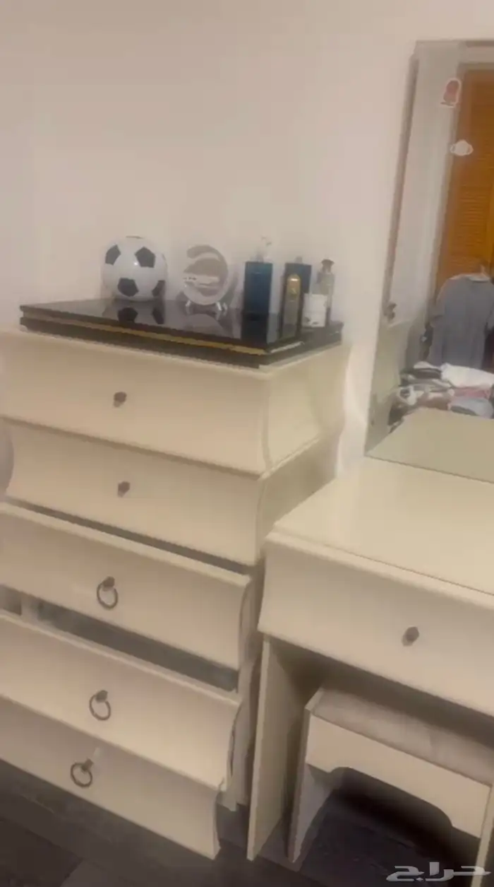 غرفة نوم سرير وتسريحة ودولاب 1