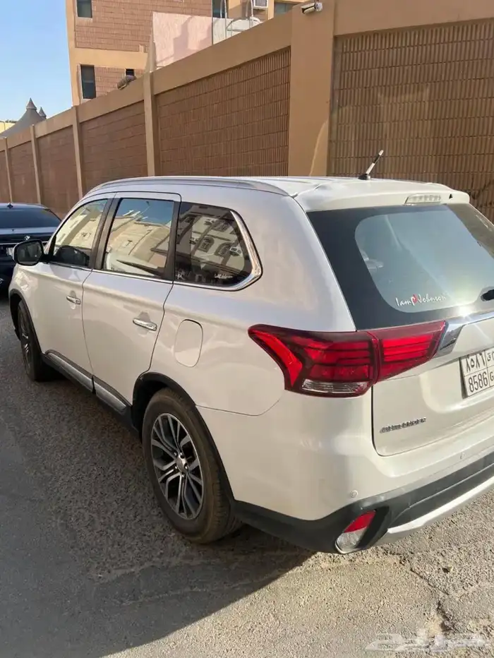 متسوبيشي اوتلاندر 8