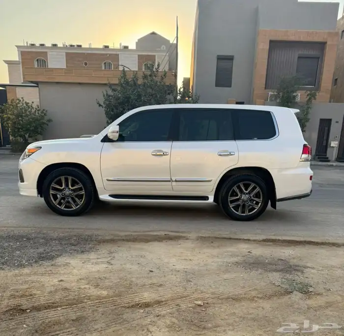جيب لكزس LX570 موديل 2014 لؤلؤي ماشي 150 الف 2