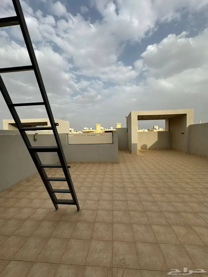 للبيع فيلا دورين وملحق مع حوش واسع vip وسط جميع الخدمات 21