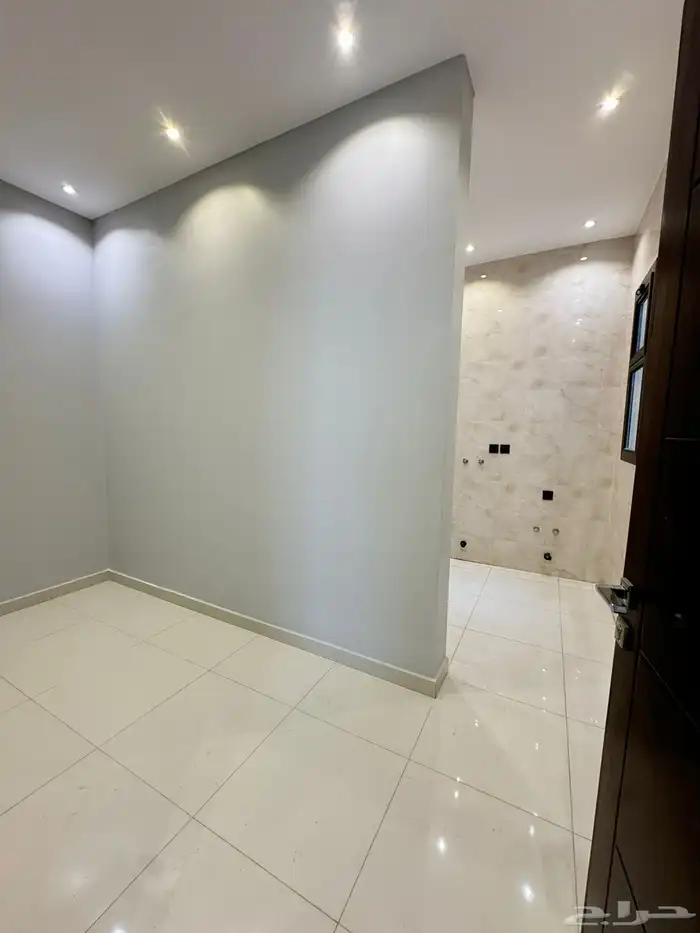 للبيع فيلا دورين وملحق مع حوش واسع vip وسط جميع الخدمات 24