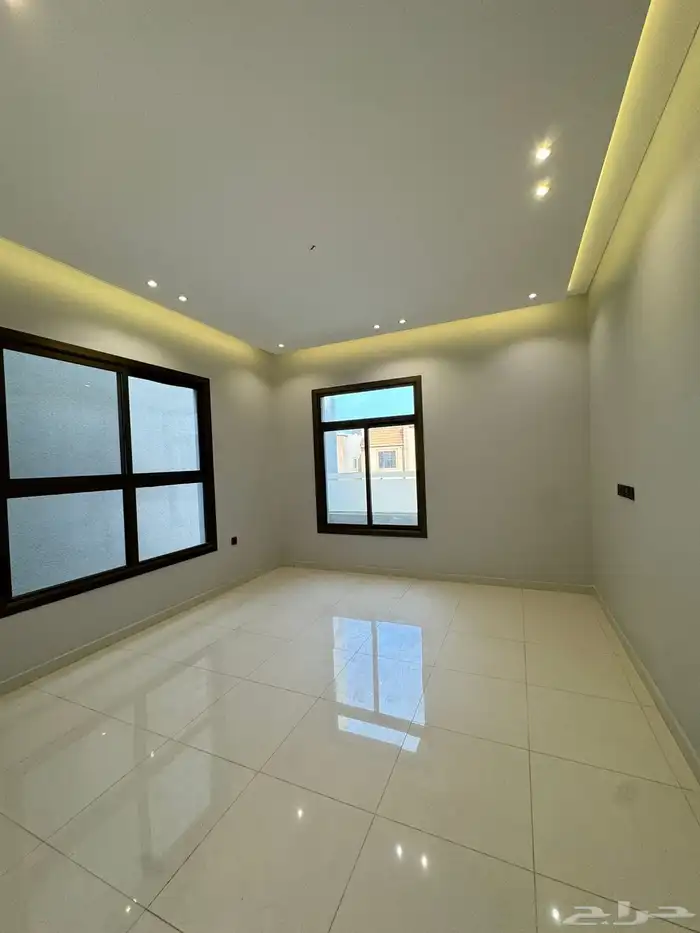 للبيع فيلا دورين وملحق مع حوش واسع vip وسط جميع الخدمات 18