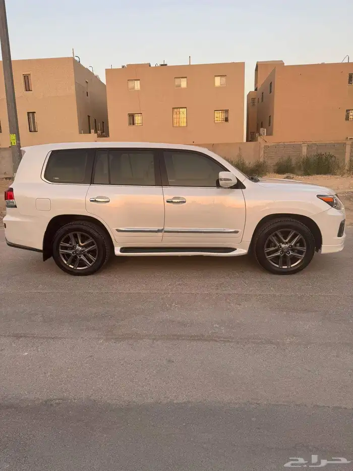 جيب لكزس LX570 موديل 2014 لؤلؤي ماشي 150 الف 15