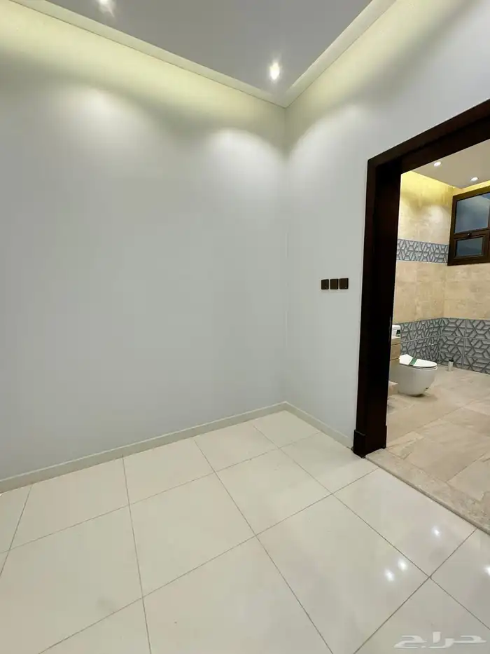 للبيع فيلا دورين وملحق مع حوش واسع vip وسط جميع الخدمات 16