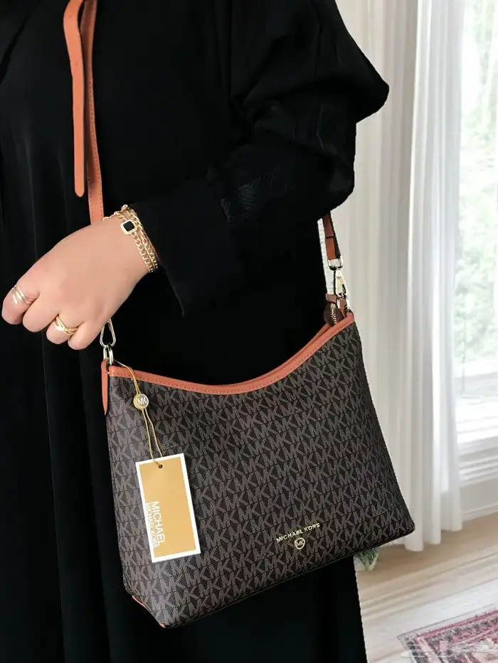 شنط ماركه وشوزات ماركه يوجد جمله 10