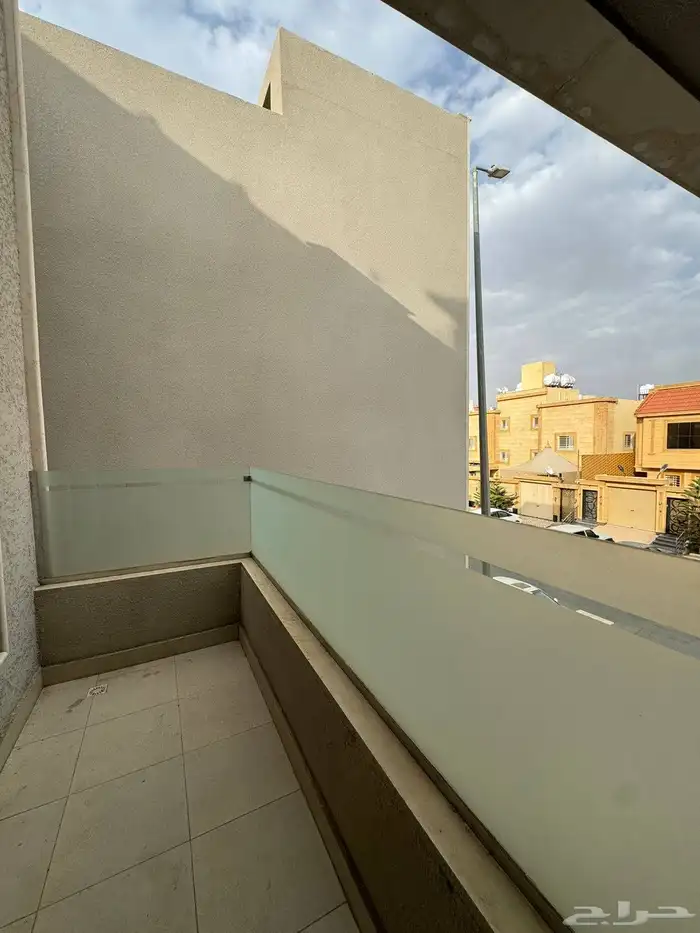 للبيع فيلا دورين وملحق مع حوش واسع vip وسط جميع الخدمات 17