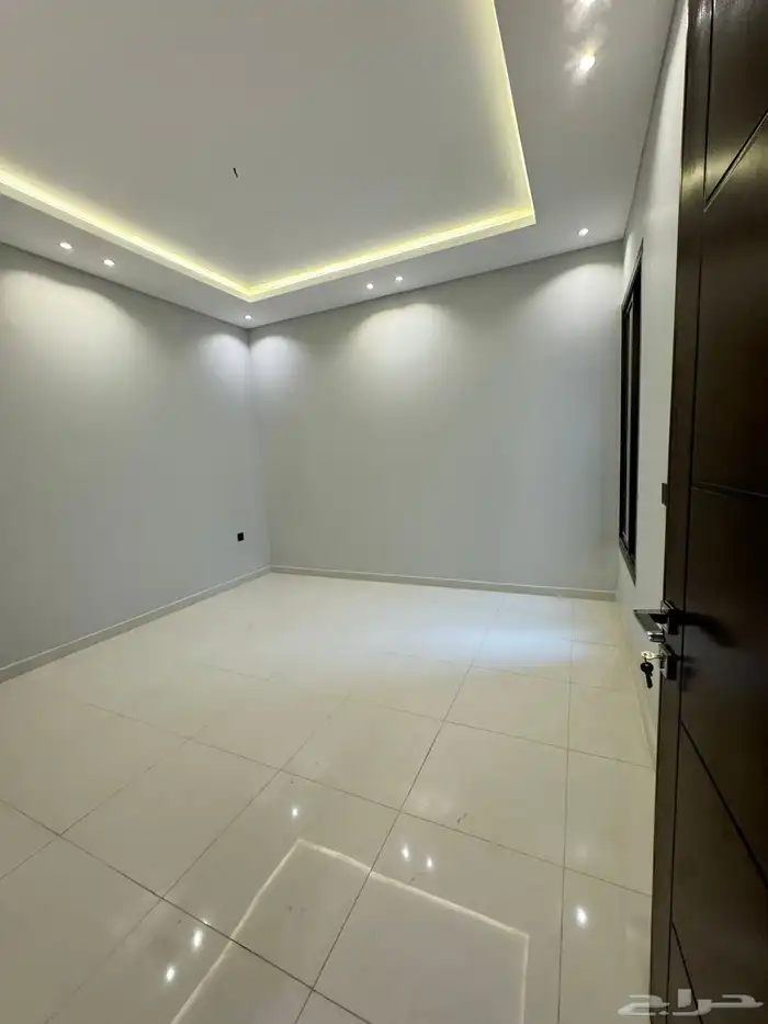 للبيع فيلا دورين وملحق مع حوش واسع vip وسط جميع الخدمات 19