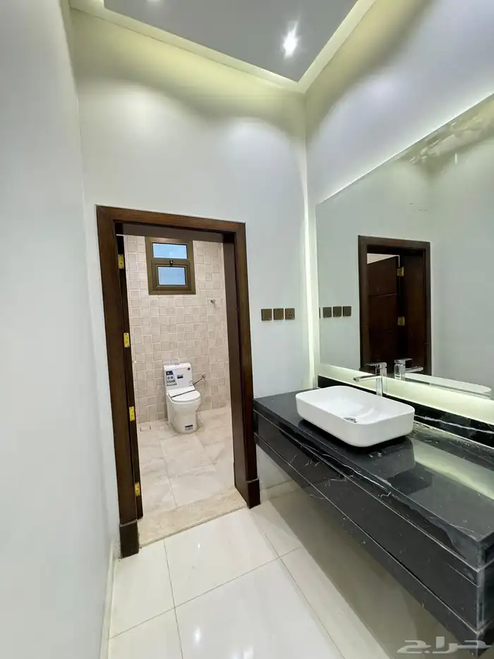 للبيع فيلا دورين وملحق مع حوش واسع vip وسط جميع الخدمات 15