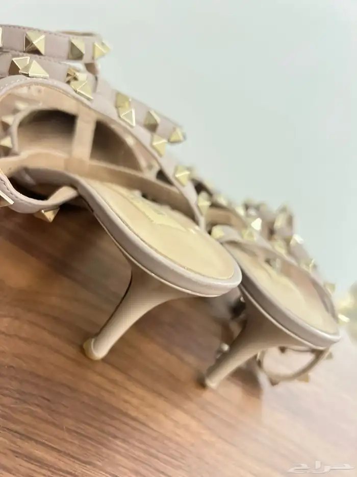 مجموعه من الصنادل والاحذيه من براندات عالميه جديد ومستخدم 10