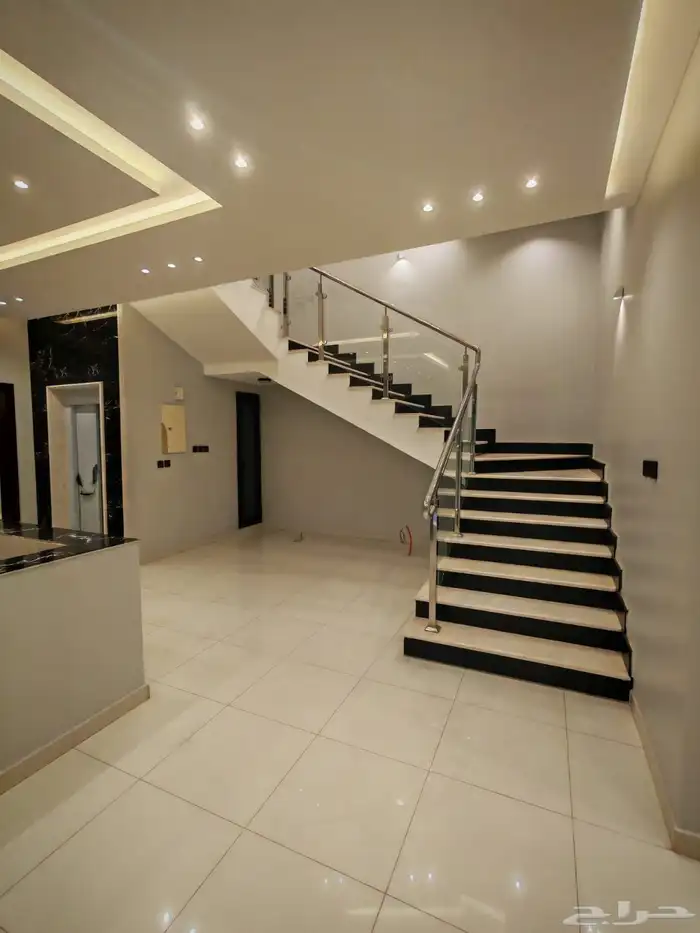 للبيع فلل دورين و ملحق با الخميس حي دوره الموسى وسط الخدمات 17