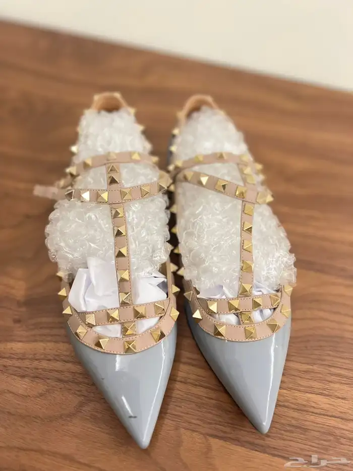 مجموعه من الصنادل والاحذيه من براندات عالميه جديد ومستخدم 3