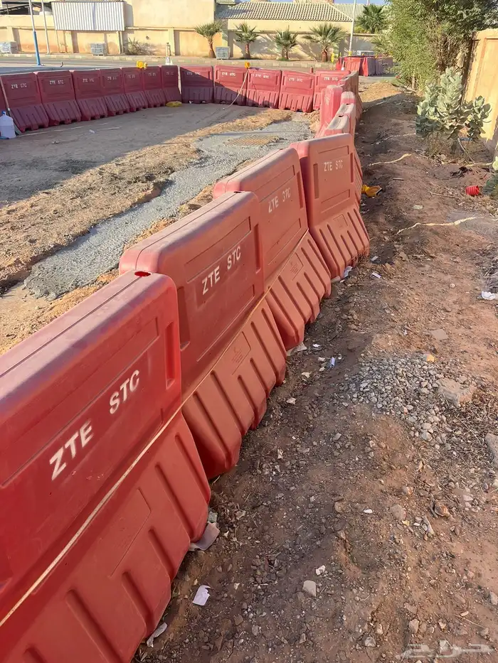 حواجز سفتي بلستيكيه شبه جديد عدد 450 حبه 2