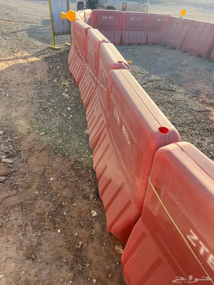 حواجز سفتي بلستيكيه شبه جديد عدد 450 حبه 0