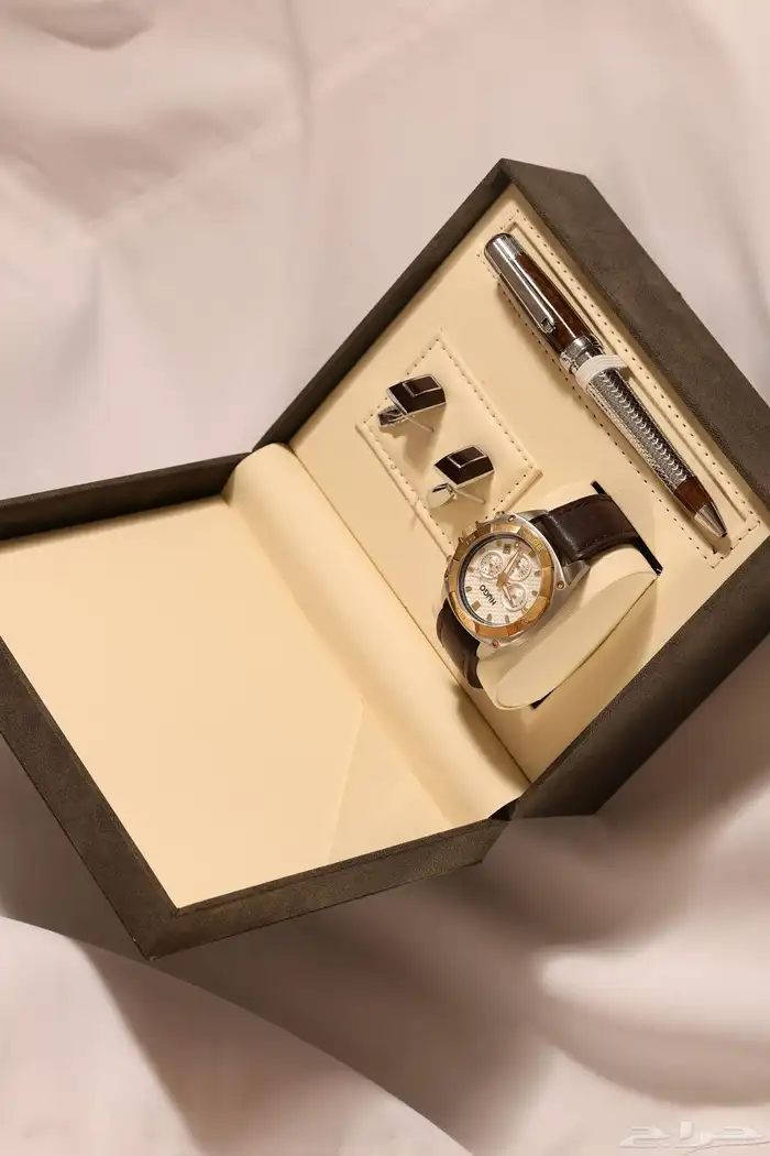 ساعة مع طقم 0