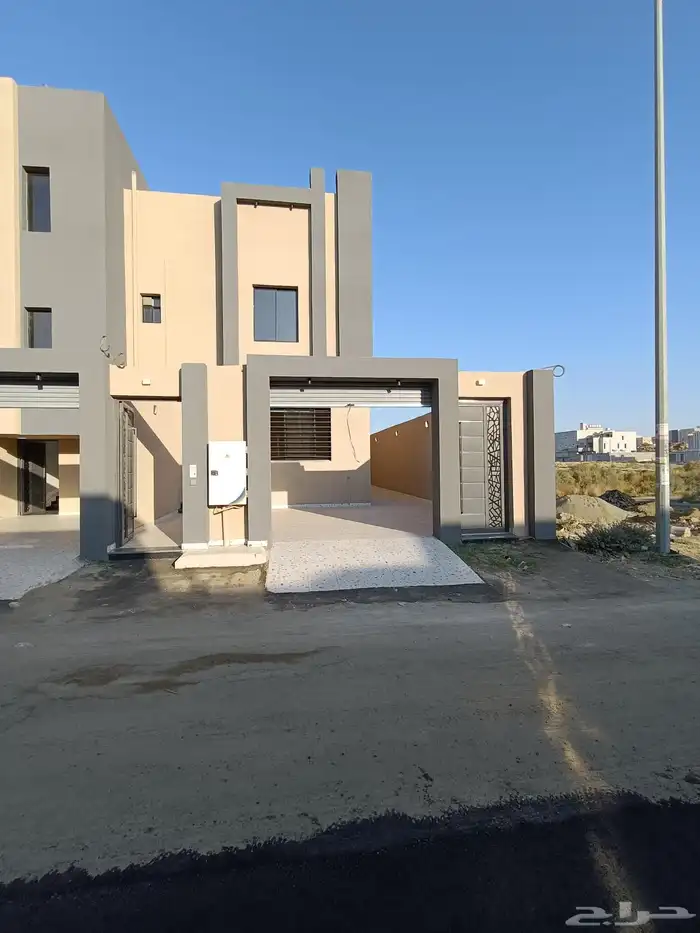 للبيع روف علويه 5 غرف نوم  ومدخل سياره بحوش وشقق أرضيه ومدخ 1