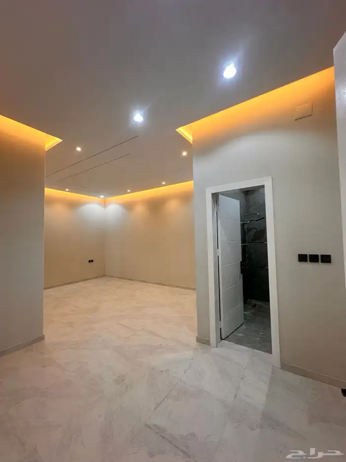 للبيع شقه ارضيه مدخل مستقل قريبه من دوار المنسك 12