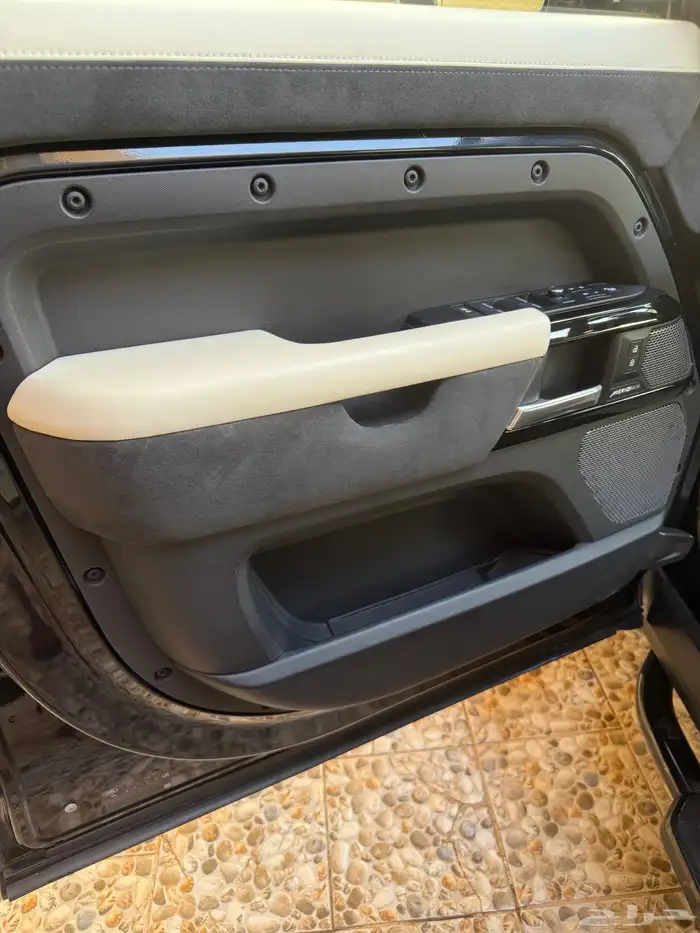 ديفندر 2020 اسود داخلي ابيض اوف وايت حد200 الف 10