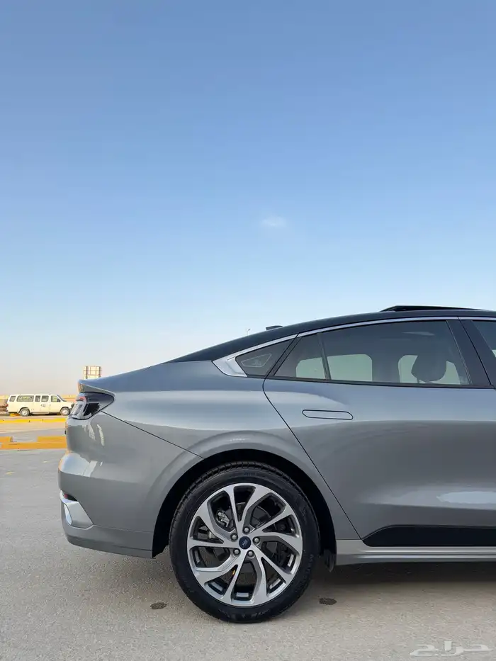 فورد تورس 2024 فل كامل تيتانيوم 36