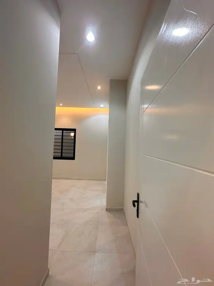 للبيع شقه ارضيه مدخل مستقل قريبه من دوار المنسك 15