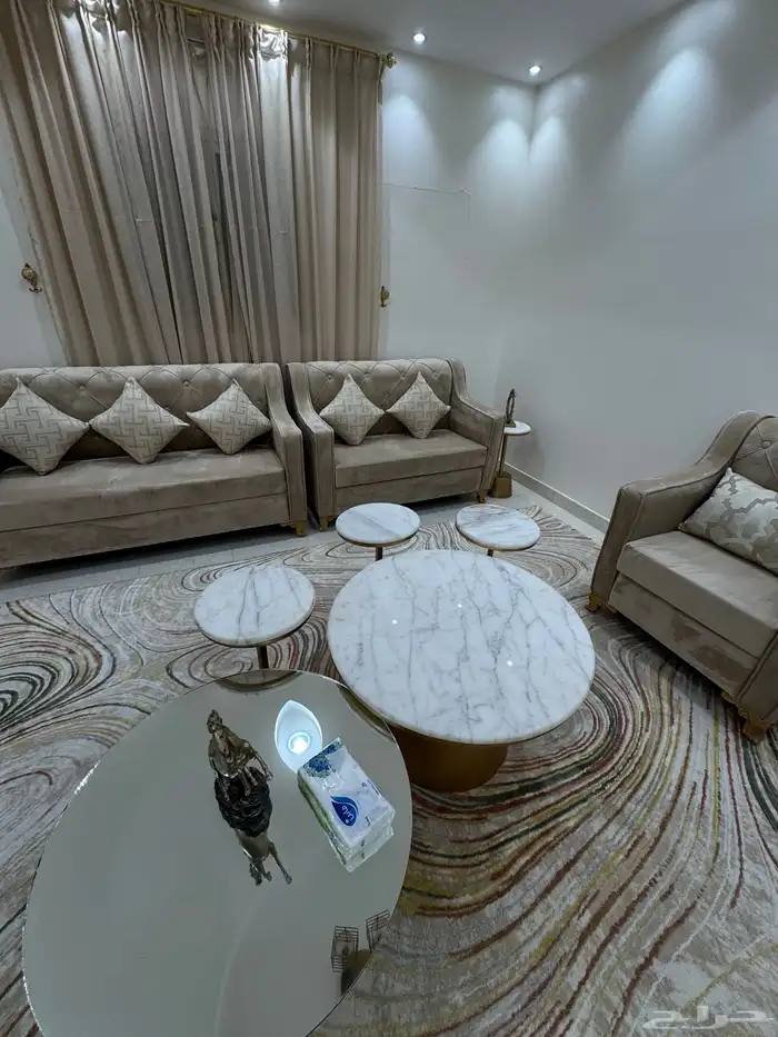 كنب   سجاد   طاولات كبيره رخاميه وزجاج 6 طاولات خدمه وستاره 2