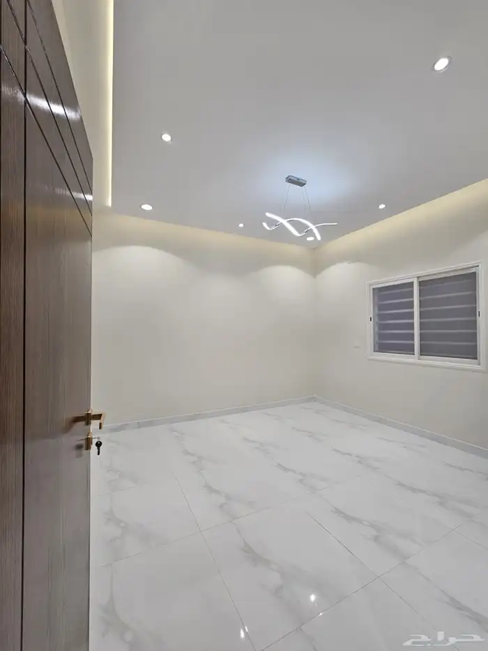 للبيع شقه ارضيه ببايكة سيارة وحوش وسيع ف ابها حي الزهور 8