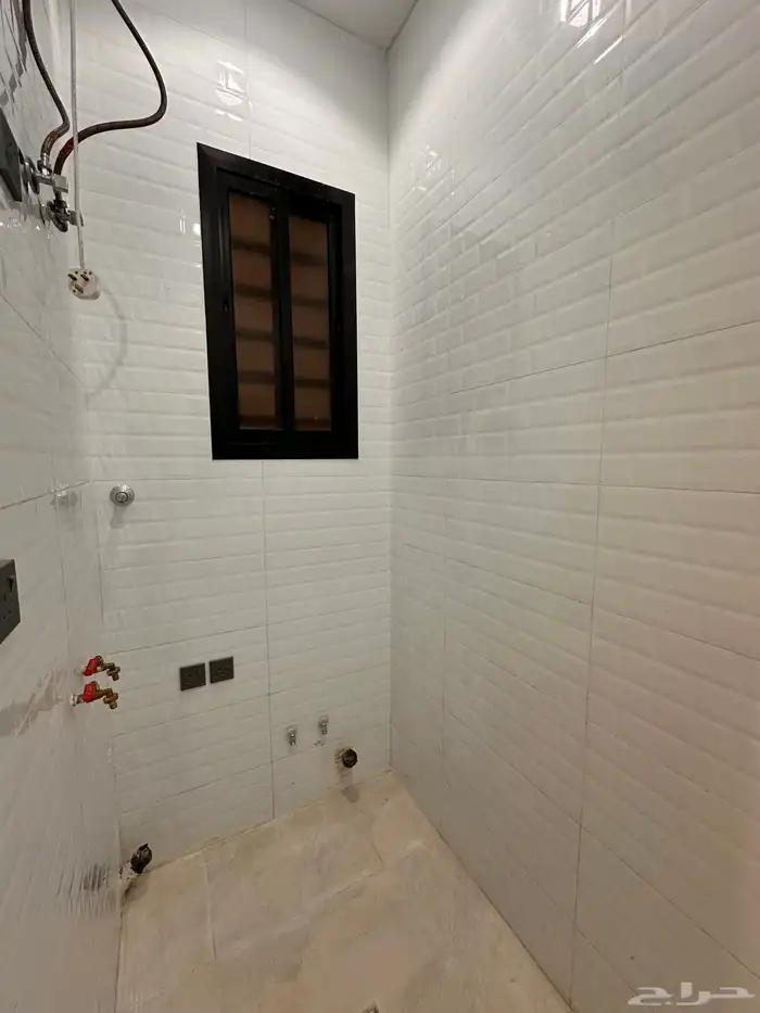 للبيع شقه ارضيه مدخل مستقل قريبه من دوار المنسك 7