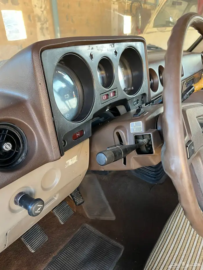 لاندكروزر صالون 1984 شبة مخزن 7