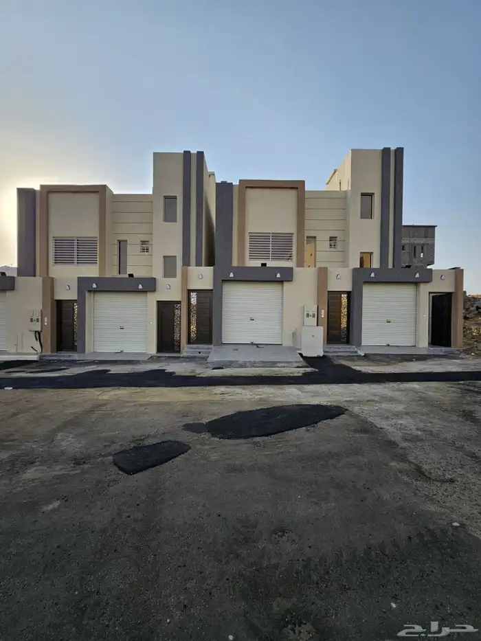 للبيع شقه ارضيه ببايكة سيارة وحوش وسيع ف ابها حي الزهور 0