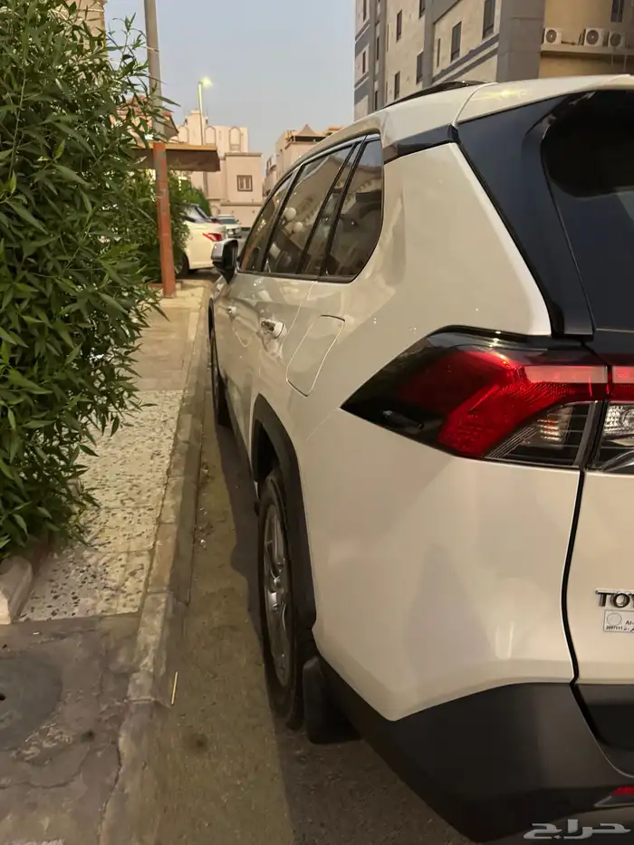 RAV4 2021 white hybrid Ltd 5